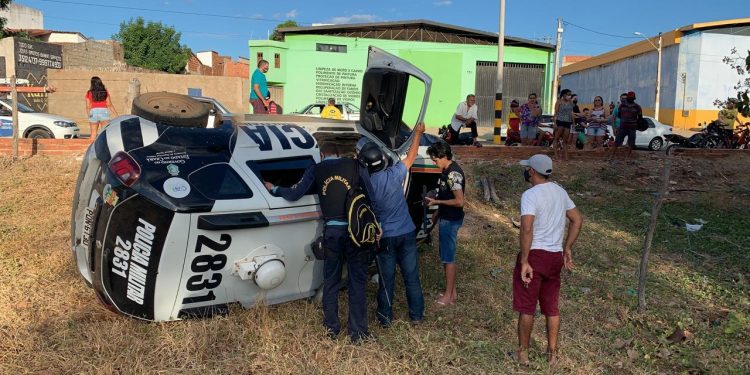 Viatura da PM capota durante perseguição a motociclistas em Juazeiro do Norte