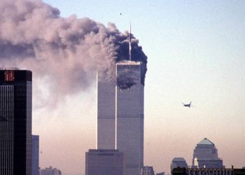 Momento em que o Boeing 767-222 do voo 175 da United Airlines se aproxima da torre sul do World Trade Center, durante o ataque terrorista de 11 de setembro de 2001, em Nova York (Foto: Seth McCallister/AFP)