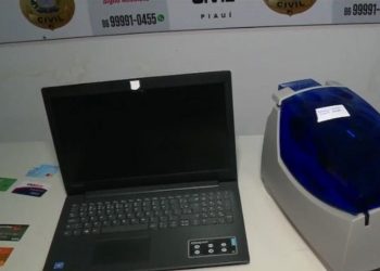 Criminosos usavam máquina de crachás para fabricar cartões de crédito (Foto: Reprodução/TV Clube)