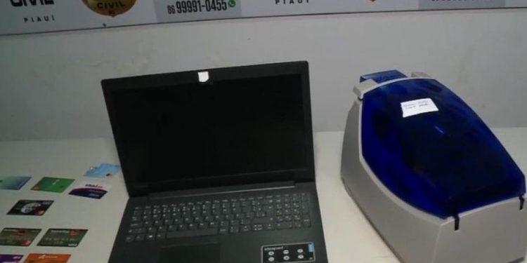 Cearenses são presos suspeitos de alugar carros com documentos falsos em Teresina