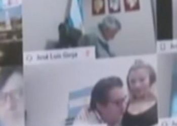 Deputado é suspenso após ser flagrado em cena erótica durante sessão virtual