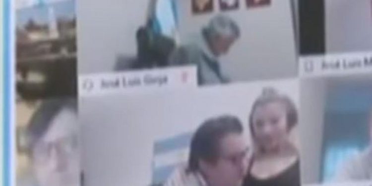 Deputado é suspenso após ser flagrado em cena erótica durante sessão virtual