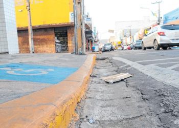 A Rua São Pedro, no Centro da cidade, possui rebaixamentos em algumas calçadas, mas todos irregulares, dificultando a passagem de cadeirantes. Os espaços estreitos também impõem dificuldade para pedestres (Foto: Antonio Rodrigues)