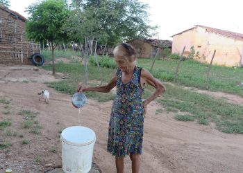 Aproximadamente 200 mil domicílios cearenses não têm água encanada, segundo dados mais recentes do IBGE (Foto: Honório Barbosa)