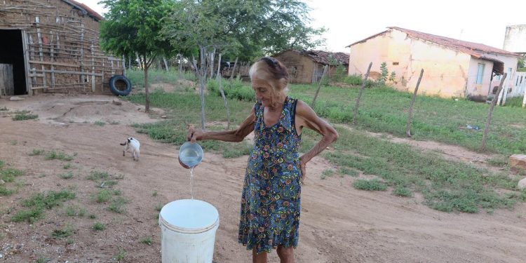 Aproximadamente 200 mil domicílios cearenses não têm água encanada, segundo dados mais recentes do IBGE (Foto: Honório Barbosa)