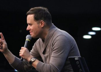 O cantor e pastor André Valadão disse que homossexuais devem frequentar "club gay" e não as igrejas