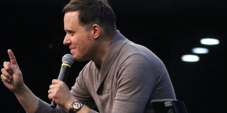 Pastor diz que igreja não é para homossexuais: “Podem ir para clube gay”