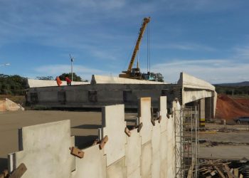 Trabalhos seguem para a conclusão das alças do viaduto sobre a estrada CE-292 (Foto: Antonio Rodrigues)