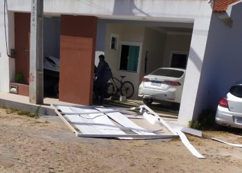 Portão de residência foi derrubado após mulher atropelar irmãs em Guaraciaba, no interior do Ceará (Foto: Arquivo pessoal)