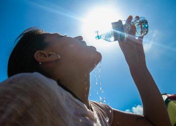 O recomendado é evitar exposição em horários mais quentes, como das 10h às 15h, e usar hidratante para pele e algum tipo de umidificador de ambiente (Foto: Natinho Rodrigues)