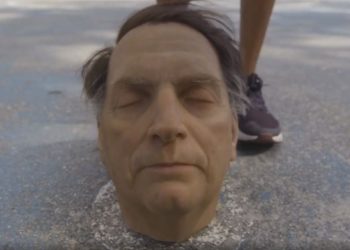 Coletivo usa “cabeça de Bolsonaro” como bola de futebol em vídeo