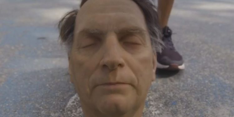 Coletivo usa “cabeça de Bolsonaro” como bola de futebol em vídeo