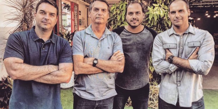 Uso de dinheiro vivo sustentou campanhas da família Bolsonaro