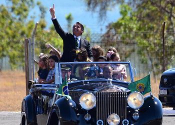 Presidente Jair Bolsonaro em desfile no Rolls Royce com crianças sem máscaras (Foto: Cláudio Reis/FramePhoto/Estadão Conteúdo)