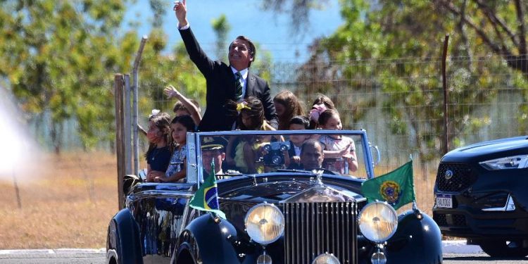 Sem máscara, Bolsonaro expõe crianças no Dia da Pátria