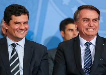 O então ministro da Justiça, Sergio Moro, e o presidente Jair Bolsonaro (sem partido) durante lançamento do projeto 'Em frente, Brasil' (Foto: Marcos Corrêa/PR)
