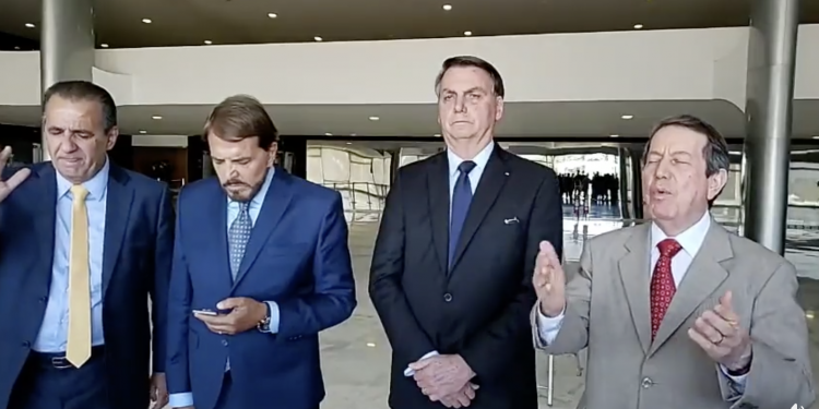 Bolsonaro pode perdoar dívidas de R$ 1 bilhão de igrejas