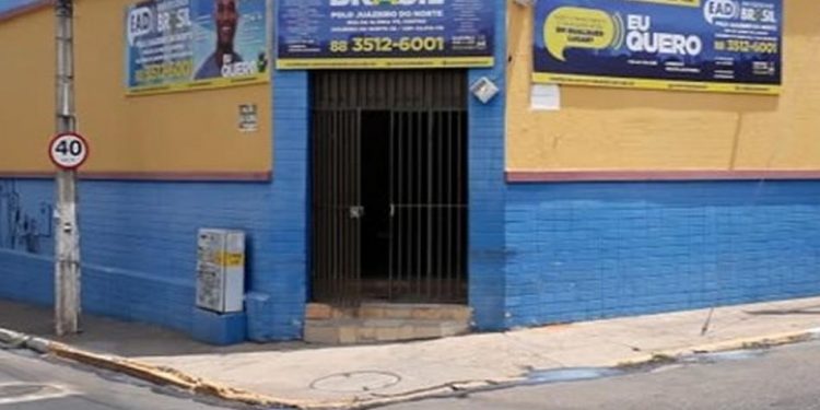 Concludentes denunciam instituição de ensino após não receberem diploma de graduação, em Juazeiro do Norte