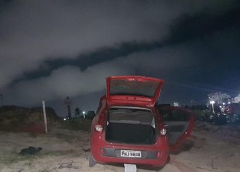 O carro utilizado pelo grupo era roubado e a polícia constatou que a placa estava adulterada (Foto: Rafaela Duarte)