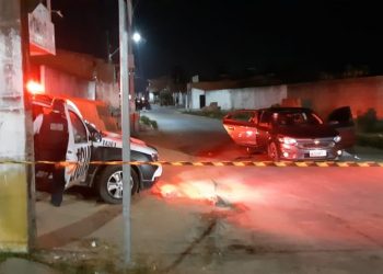 Motorista de aplicativo abandonou o veículo e saiu correndo ao perceber a ação (Foto: Leábem Monteiro)