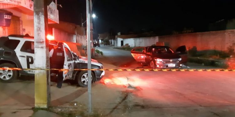 Casal em carro de aplicativo é morto a tiros na frente dos filhos
