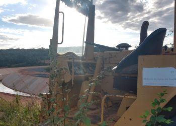 No tempo que ficou paralisado, vegetação começou a tomar conta de maquinário no lote 03 (Foto: Antonio Rodrigues)