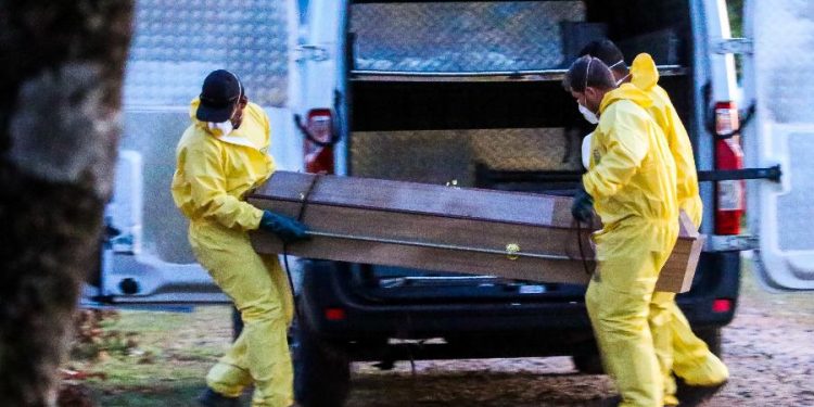 Mortes por Covid-19 voltam a crescer no Ceará enquanto média cai no país