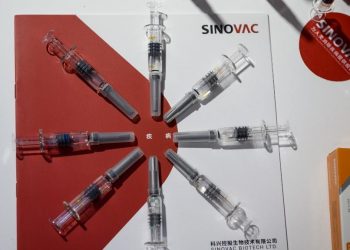 Vacina chinesa testada no Brasil se mostra segura para idosos