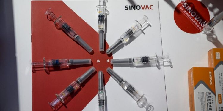 Vacina chinesa testada no Brasil se mostra segura para idosos