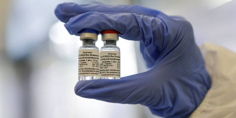 Rússia diz que Sputnik V é segura e escancara geopolítica da vacina