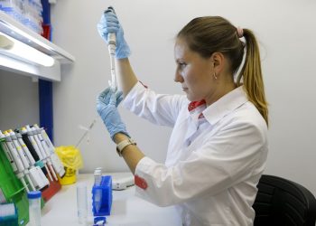 Covid-19: Vacina russa é promissora, mas precisa de mais testes para comprovar eficácia, dizem cientistas