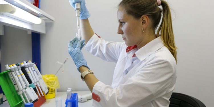 Covid-19: Vacina russa é promissora, mas precisa de mais testes para comprovar eficácia, dizem cientistas