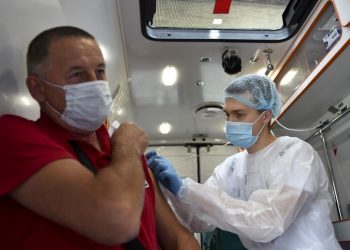 Voluntários brasileiros não relataram efeitos graves com testes da vacina de Oxford, diz Anvisa