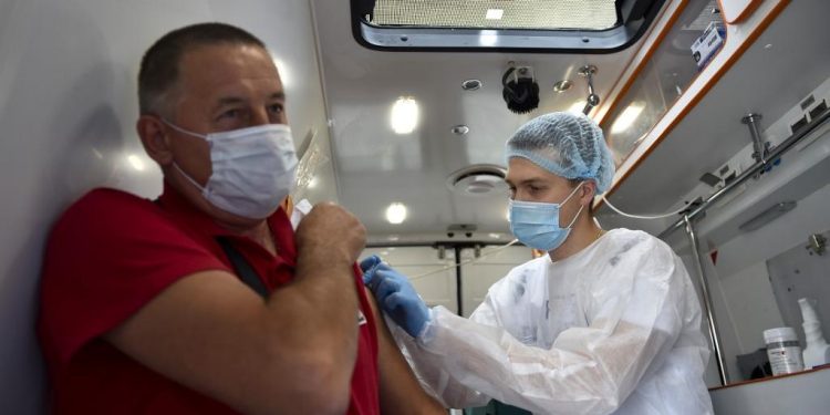 Voluntários brasileiros não relataram efeitos graves com testes da vacina de Oxford, diz Anvisa