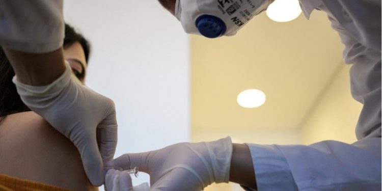 Covid-19: Anvisa libera retomada de testes de vacina da Oxford