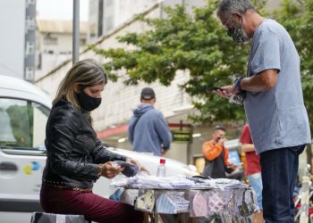 Brasil registra 4,33 milhões de casos de Covid-19 e 131,6 mil mortes