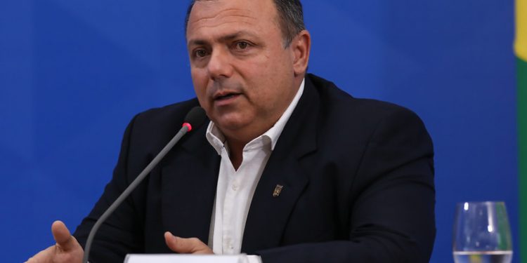 Bolsonaro decide efetivar Pazuello como ministro da Saúde