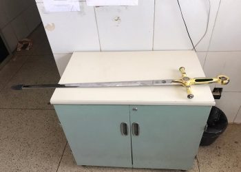 Espadas foram furtadas de loja de maçonaria e recuperadas pela PM em Juazeiro do Norte (Foto: Reprodução)