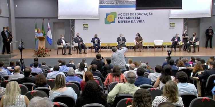 Evento do Ministério da Saúde em Fortaleza é autuado por descumprir regras contra Covid