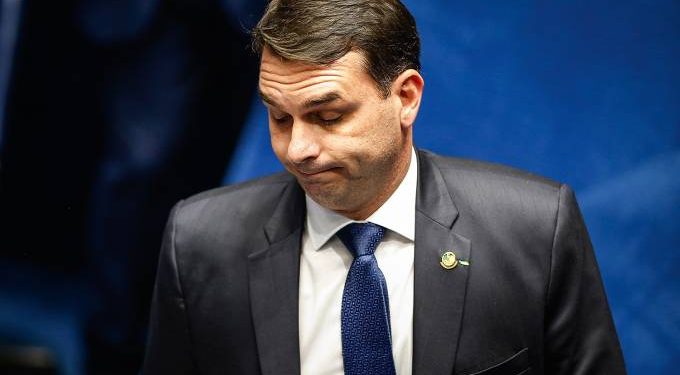 MP conclui denúncia de Flávio Bolsonaro e Queiroz por rachadinha