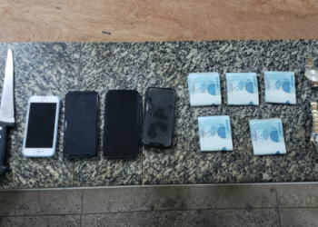 O suspeito foi encaminhado para a Delegacia de Tianguá. As duas facas como também o material roubado pelo assaltante foram recuperados pela PM (Foto: Polícia Militar)