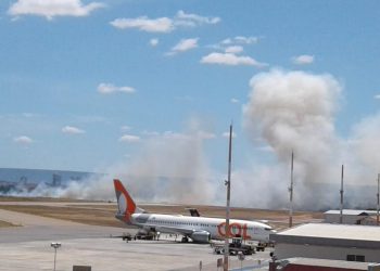 Da área de embarque e desembarque era possível ver a fumaça do incêndio (Foto: Corpo de Bombeiros)