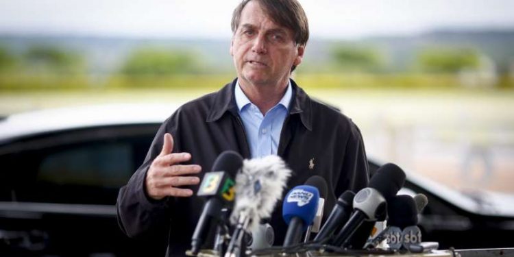 Bolsonaro diz que ficar em casa na pandemia é “conversinha mole”