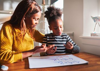 Aulas online: 5 dicas para ajudar seu filho com a lição em casa