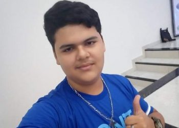 Adolescente de 15 anos morre após sofrer choque elétrico por celular ligado à tomada