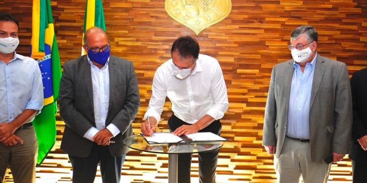 Governo do Ceará assina memorando para instalação de refinaria de petróleo na ZPE