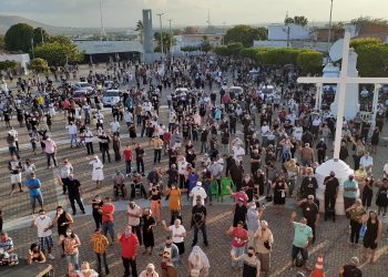 Devotos participam da 1ª missa em homenagem ao Padre Cícero após reabertura, no Cariri