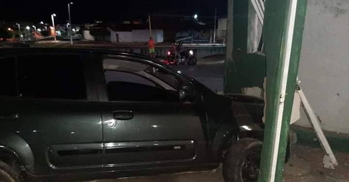 Motorista com sinais de embriaguez derruba portão de quartel do Exército no Crato