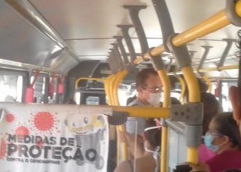 Segundo os usuários, cenas como estas, de superlotação, são frequentes. A empresa nega