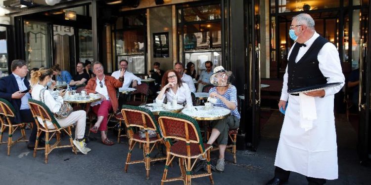 Escolas fechadas e lockdown de volta: como está a pandemia em outros países